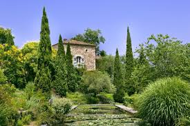 Introduce the mediterranean panache into your outdoor space! Mediterraner Garten Planzen Tipps Zum Anlegen