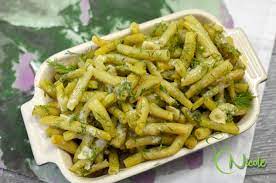 Cca 400 gr de fasole pastai, 1/2 de ceapa, 1 bucata mica de bacon, 2 catei de usturoi, sare, ulei de masline. Salata De Fasole Galbena Cu Usturoi Retete Originale Cu Nicole