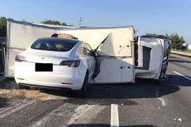 All eyes are on tesla once more, after a model s traveling at highway speeds crashed into a parked fire truck in culver city, california earlier this week. Tesla On Autopilot Crashes Into Overturned Truck Taiwan English News