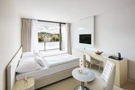 Wohlfühlsuite mit zwei schlafräumen und einem wohnraum. Medikur Spa Hotel Thermal Tschechien Karlsbad Karlovy Vary