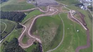 Hele volksstammen die nog nooit een banaan gezien hadden, geloofden dat een of andere god van… Vam Berg Vam Berg Volgende Week Open Voor Fietsers Vam