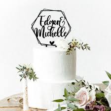 Individually sculpted ceramic cake toppers, made for special occasions. Cake Topper Mit Namen Herz Geometrisch 15cm Madison Online Shop
