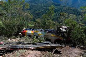 La tragedia ocurrió después de que cediera la baranda sobre la que se apoyaban los jóvenes, que esperamos el pronto esclarecimiento de los hechos, dijo el presidente de bolivia, luis arce, en su. Tragedia En Bolivia 25 Muertos Al Caer Un Autobus Por Un Barranco Vanguardia Com