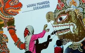 There were more than 300 dalangs (shadow puppeteers and narrators) in 1960's but the number decreased tremendously to 11 in 1999. Kelantan Wayang Kulit