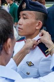 No tall order for this Lieutenant: 1.46m-tall army regular becomes officer  & awarded Sword of Honour