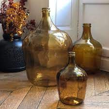Avec sa taille juste parfaite ni trop grand ni trop petit ce vase saura se faire une petite place dans toute les pièces de la maison. Dame Jeanne 15 Idees Pour L Integrer A Votre Deco