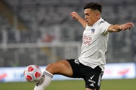 Alexander medina, dt de talleres, en una escena antes de un partido de la t en el estadio mario alberto kempes. Atencion Colo Colo Pablo Solari Es Seguido Por Equipos De Espana Y Portugal