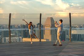 They are adorned with the dark wood furniture and carpeted floor. Marina Bay Sands So Kommst Du In Den Pool Aufs Dach