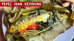 Setelah itu, bungku ikan dengan daun pisang dengan rapih dan semat bagian ujung daun dengan lidi. Resep Cara Membuat Pepes Ikan Kembung Masak Bumbu Kuning Youtube