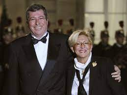 Cette page est dédiée aux soutiens de patrick balkany. Les Balkany Itineraire D Un Couple Plaque Or Challenges