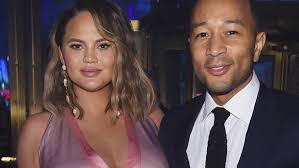 Wincent weiss schrieb diesen song für seine kleine schwester als geschenk für weihnachten. Chrissy Teigen Zeigt Ihren Kleinen Sohn Und Sein Name Ist Herrlich Normal