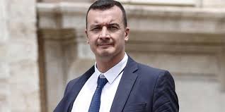 Nel giorno del governo draghi, propaganda live (la7) ha proposto un'intervista esclusiva a rocco casalino, l'ormai ex portavoce dell'ex premier giuseppe conte che intercettato per le vie di roma ha dialogato con diego bianchi: O4drlap7f13 Cm