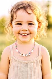 Colar multicolorido com nome para meninas. Colar colorido personalizado  para meninas. Colar com letra inicial ou nome.