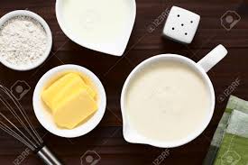 Bechamel Francais Maison Ou Sauce Blanche Servi En Sauce Avec Des Ingredients Sur Le Cote Farine Beurre Lait Photographie Au Dessus Du Bois Fonce Avec La Lumiere Naturelle Mise Au Point Selective Mise
