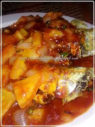 Farklı duygular yaşayan üç kişi arasındaki karmaşık ilişkileri konu alan canlandırıcı bir romantik komedi olduğu söyleniyor. Resepi Ikan Sweet Sour