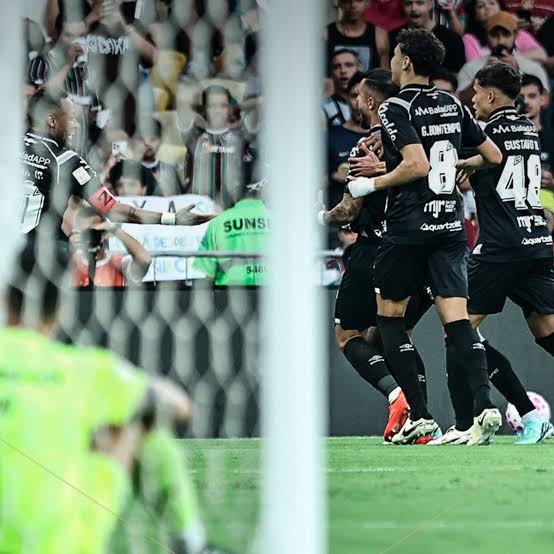 Santos vira sobre o Fluminense no Maracan&atilde; e entra na briga por vaga na Libertadores | Exame