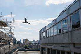 Christopher mcquarrie doit s'inspirer des nombreux james bond pour décliner la vie d'ethan hunt, à nouveau interprété par tom cruise. Mission Impossible Fallout Tom Cruise Toujours Plus Haut