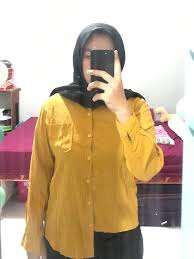 Para atlit renang akan memilih baju renang yang tahan air dan lebih ketat sehingga tidak memberatkan ketika dibuat berenang, sedangkan untuk para atlet sepak bola akan memilih baju jersey longgar dengan bagian lubang sirkulasi udara di sebelah kiri dan kanan pinggang yang berguna mengurangi suhu panas dari dalam tubuh. Baju Kemeja Mustard Polos Hnm Fesyen Wanita Pakaian Wanita Atasan Di Carousell