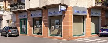 Banca d'alba, prima per numero di soci e seconda per volumi, è una delle principali realtà del credito cooperativo italiano.banca d'alba ha una tradizione ultrasecolare e conta oggi su 9,4 miliardi di volumi complessivi e un patrimonio di vigilanza di 319 milioni di euro, 156.000 clienti, 460 dipendenti, e oltre 56.000 soci, dato che consolida il primato nazionale per compagine sociale. Filiale Albenga Via Mazzini Banca D Alba