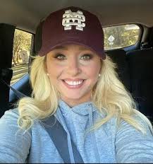 Alevler içinde kalan aracın içindeki felçli adamı çekerek kurtaran kadın  kahraman ilan edildi