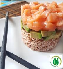 Per preparare la tartare di salmone affumicato e avocado, inizia tritando finemente 30 g di cipolla rossa o bianca, quindi mettine 10 g in una ciotolina e spremi mezzo lime e filtra il succo, poi ricava da uno o più avocado 200 g di polpa, tagliala a cubetti e mettila in una ciotola, dopodiché condiscila con. Ricetta Tartare Di Salmone Con Riso Rosa Ed Avocado