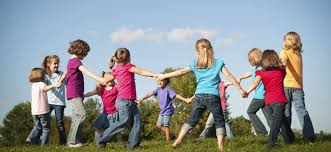Con los juegos al aire libre se pretende que los niños aprendan de la forma más divertida. El Juego Al Aire Libre De Los Ninos En Vias De Extincion