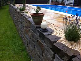 Hochgelegter Pool Von Rheingrun Einfassung Mit Santome Polygonalplatten Abfangung Mit Original Quirrenbach Grauwacke Nat Schwimmbad Bauen Pool Pool Im Garten