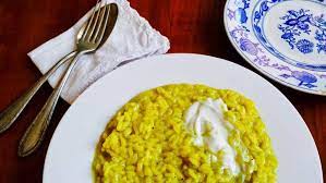 Inizia la preparazione portando a ebollizione 2 litri d'acqua con un cucchiaio di curcuma e sale e cuoci al dente il riso. Risotto Alla Curcuma Cremoso