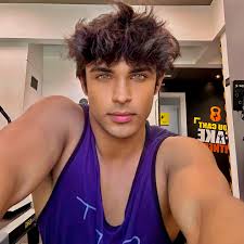 Can't decide what hurts more, my muscles or my pride after that failed  bicep curl. . . . • #gymmotivation #excercise #fitnessmotivation #getfit  #gymlifestyle #smilemore #smile #gymlover #gymmemes #healthylifestyle  #gymworkout #stayfit #smile #