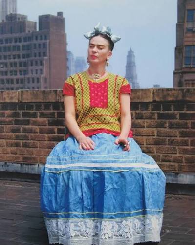 Frida Kahlo found in the Tehuana dress much more than clothing: it was a  symbol of identity and strength. By adopting this style from the Isthmus of  Tehuantepec, Frida joined a tradition