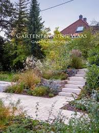 Trockenmauer Und Pflegeleichtes Staudenbeet Staudenbeet Bauerngarten Garten Design