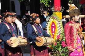 Kulit itu akan dikeluarkan serta dikeringkan lebih dulu sebelum dipakai, serta kulit hewan yang dipakai cuma bisa dari hewan ternak saja. Alat Musik Tradisional Palembang Gambar Penjelasan Lengkap
