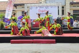 Tari batik jlamprang merupakan tari kreasi yang berasal dari kota peklaongan. Kesenian Tari Batik Jlamprang Pekalongan