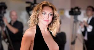 Claudia gerini nasce il 18 dicembre 1971 a roma, nel quartiere di san giovanni, da genitori di professione impiegati. Claudia Gerini Verita Su Relazione Con Boncompagni 40 Anni Di Differenza