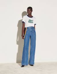 En collaboration avec la marque sandro, elle a imaginé une collection d'une trentaine de pièces inspirées de son style aux. Camiseta Estampado De Algodon Organico Sfpts00767 Ecru Marine Clara Luciani X Sandro Sandro Paris Moda Estilo Sandro Paris Moda De Los Setentas