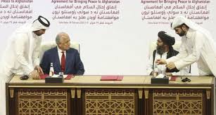 رئيس وفد طالبان الذي يفاوض امريكا يتحدث مع المفاوض الأمريكي. Rkdxblnrfo438m
