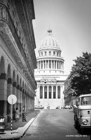 Prado y Trocadero. En la foto actual los tanques de basura en la esquina,  azulitos, nuevecitos y tapaditos, como corresponde a una zona de interés  turístico, dan un toque de refinamiento y