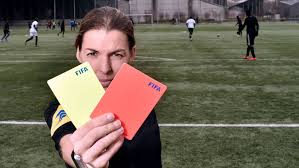 Un bon signal envoyé aux partenaires des autres lignes, pour les remercier du travail effectué ! Football Stephanie Frappart Premiere Femme Arbitre Principale En Ligue 1 L Express