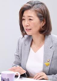 국회의원에 당선된 후 2020년 5월 21일 법적으로 개명하였다. ì–'ì´ì›ì˜ ì–´ë¨¸ë‹ˆ ë•… ì „ë¶€ ì²˜ë¶„ ë§¤ê°ëŒ€ê¸ˆ ì‚¬íšŒì— ê¸°ë¶€ ë„¤ì´íŠ¸ë‰´ìŠ¤