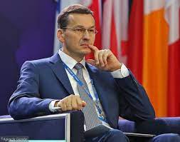 Był to jedynie symboliczny prezent, bo póki co jego dieta nie pozwala na inne przysmaki, niż mleko mamy. Kornel I Mateusz Morawieccy O Dwoch Takich Co Polske Chca Zmieniac