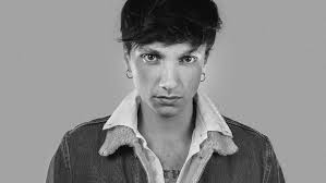 Sono presente ancora oggi al ballo delle incertezze. L Ultimo Nostalgico La Vita Era Piu Bella Prima Della Fama Rep