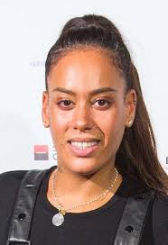 Amel Bent A Honte Ces Photos Dossiers Que Vous N Aviez Jamais Vues Chanteur Decollete Plongeant Honte