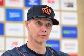 Naglaro ang Samurai Japan at ang koponan ng Netherlands ng isang exhibition  game sa Japan. Naging mainit na usapan sa mga Japanese baseball fans ang  mga sumbrero ng koponan ng Dutch, na