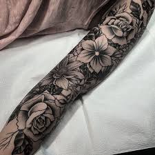 Tatouage discret poignet petite boussole tatouage boussole montre gousset femme entourees de fleurs haut du dos omoplate. 1001 Idees Cools De Tatouage Femme Et Leurs Symboles