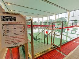 Um diesen zu bestehen, muss das kind ohne unterbruch eine rolle ins tiefe wasser machen, sich eine minute an ort und stelle über wasser halten und danach 50 meter schwimmen. Kann Ich Wahrend Corona Ins Schwimmbad Plytje Hallenbad Leer