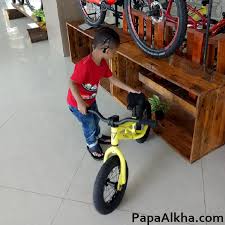 Sepeda nya dibeliin mama loh temen temen, hadiah ulang tahun incess yg ke empat. Cara Belajar Naik Sepeda Roda Dua Untuk Anak Papa Alkha