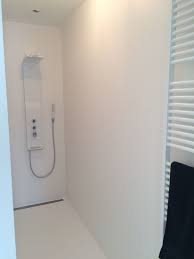 eigentijdse inloopdouche met naadloze wanden van alterieur douche wandbekleding badkamer badkamer modern