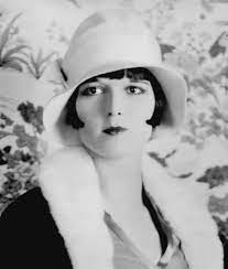 Actress Louise Brooks In 1927 Wearing Bobbed Hair Under A Cloche Hat Louise Brooks 1920s Fashion 20th Century Fashion