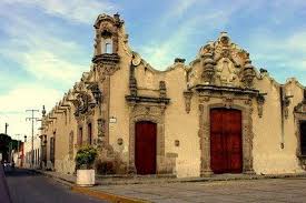 La Casa De Los Perros Es Una Joya Arquitectonica De Estilo Churrigueresco Ubicada En Queretaro Casa Del Perro Hacienda Mexicana Palacios