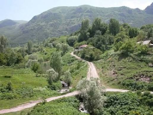 🔸️ #Şirazlı — #Vedibasar mahalının #Vedi rayonunda kənd. Şirazlı - İrəvan quberniyasının İrəvan qəzasında, indiki Vedi (Ararat) rayonunda kənd. Rayon mərkəzindən 5 km cənub-şərqdə, Vedi çayından axan arxın yanında yerləşir. «İrəvan əyalətinin